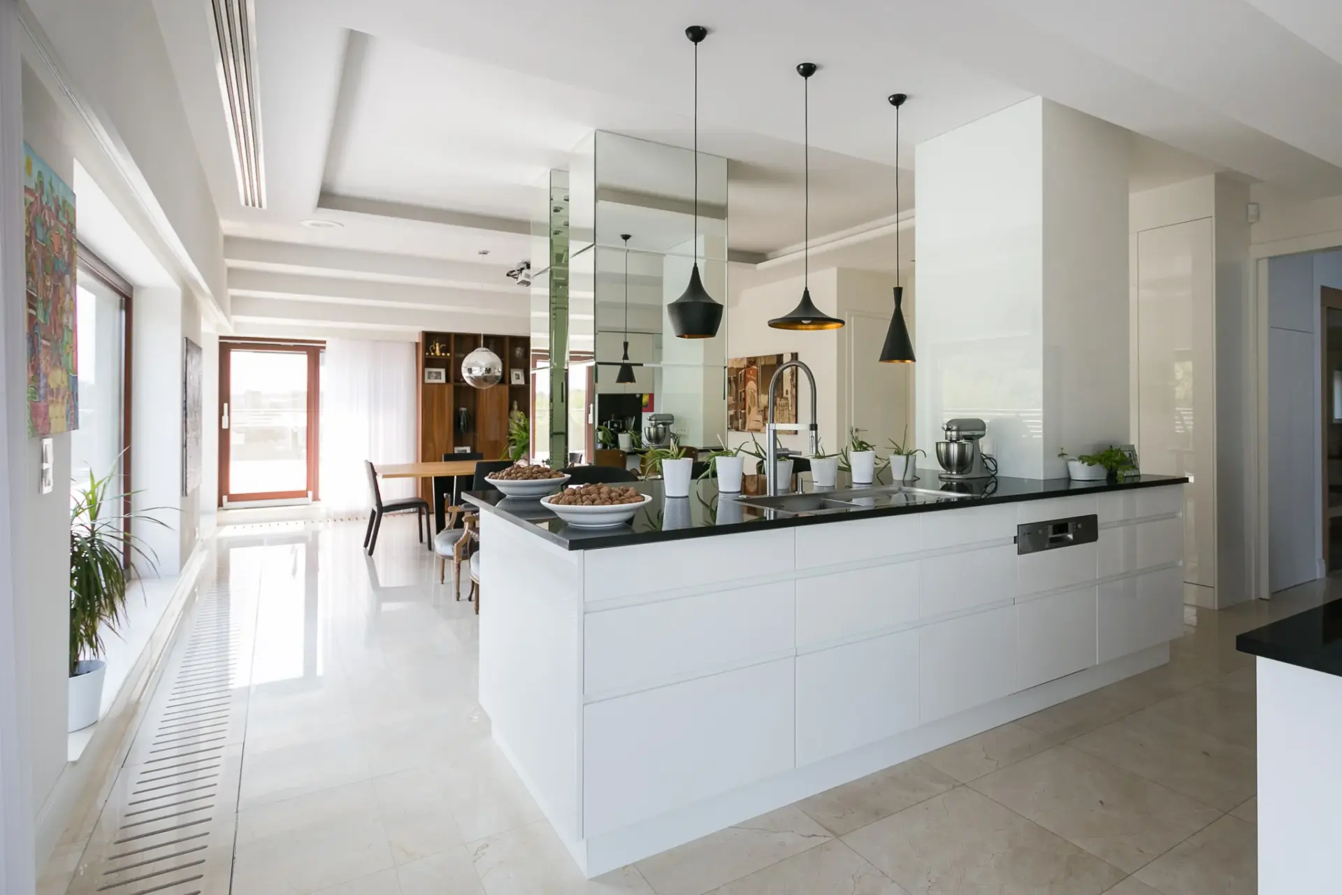 Kuchnie na wymiar - białe szafki