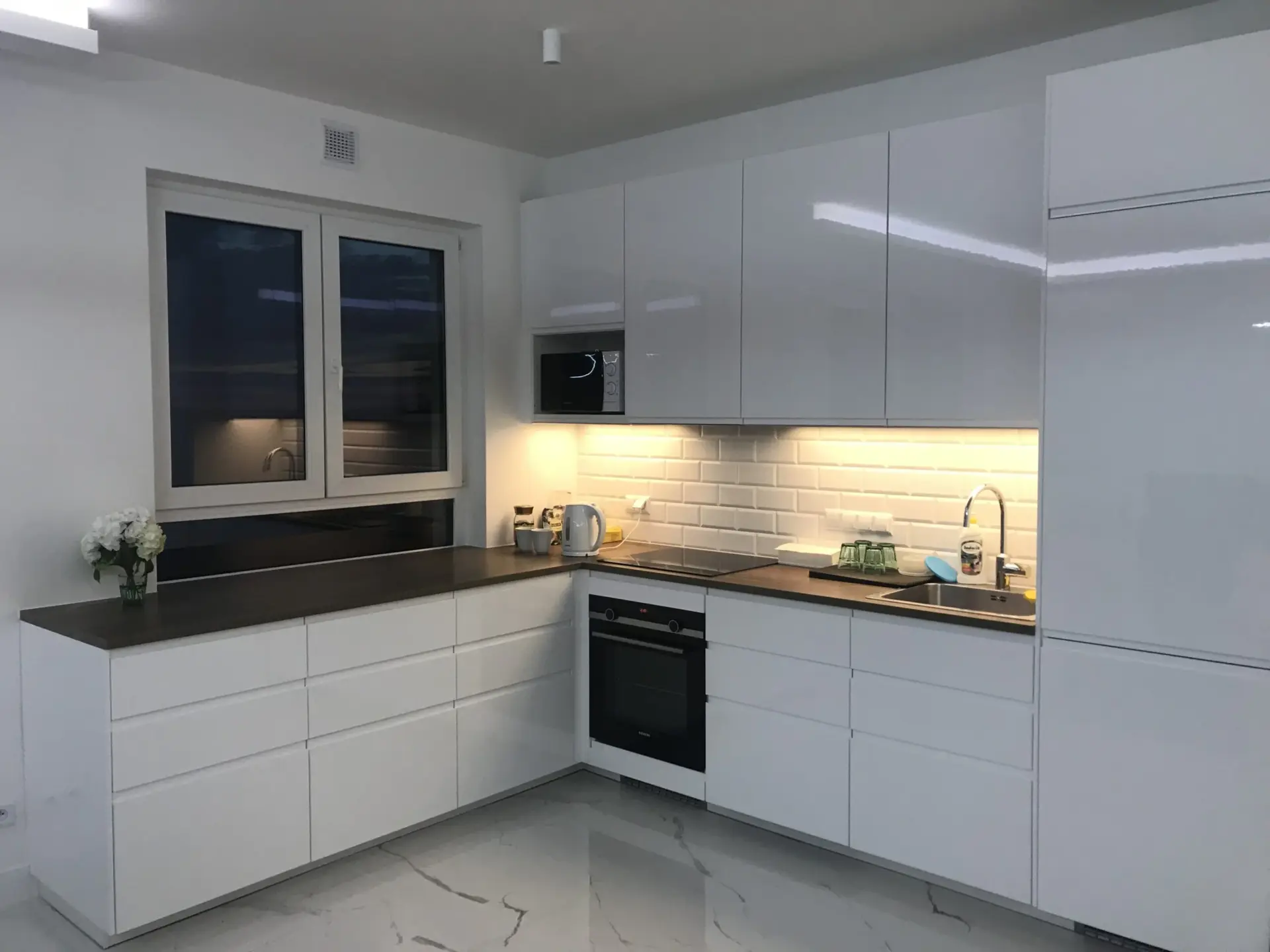 Meble kuchenne z białymi frontami